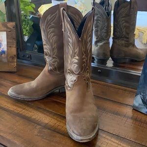 Women’s cowboy boots size 8